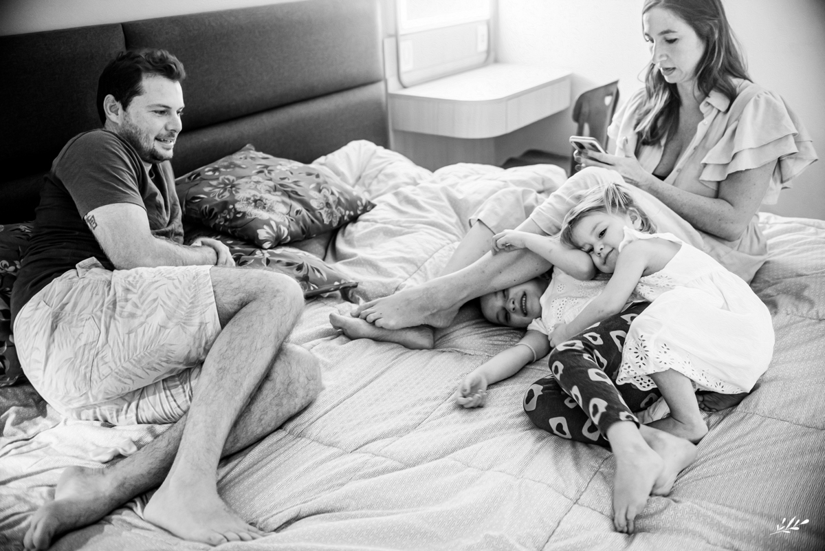 ensaio família; ensaio em casa; pais de meninas; amamentação em tandem.