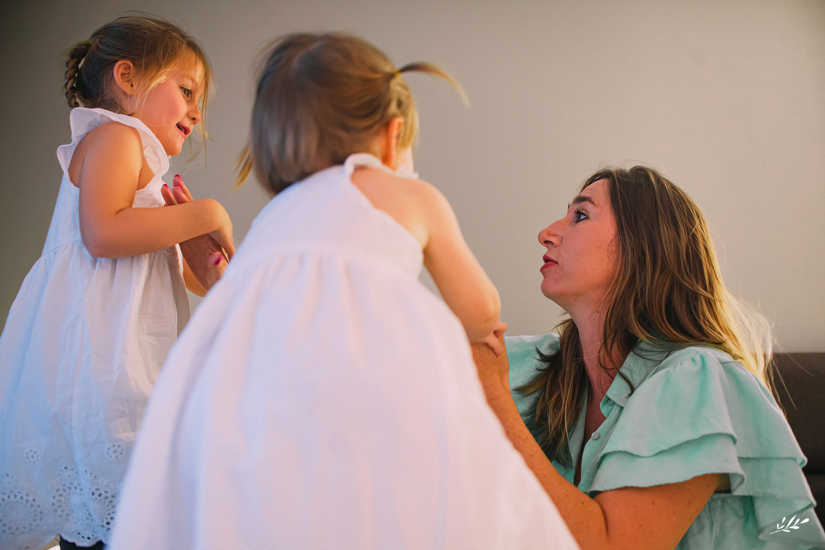 ensaio família; ensaio em casa; pais de meninas; amamentação em tandem.