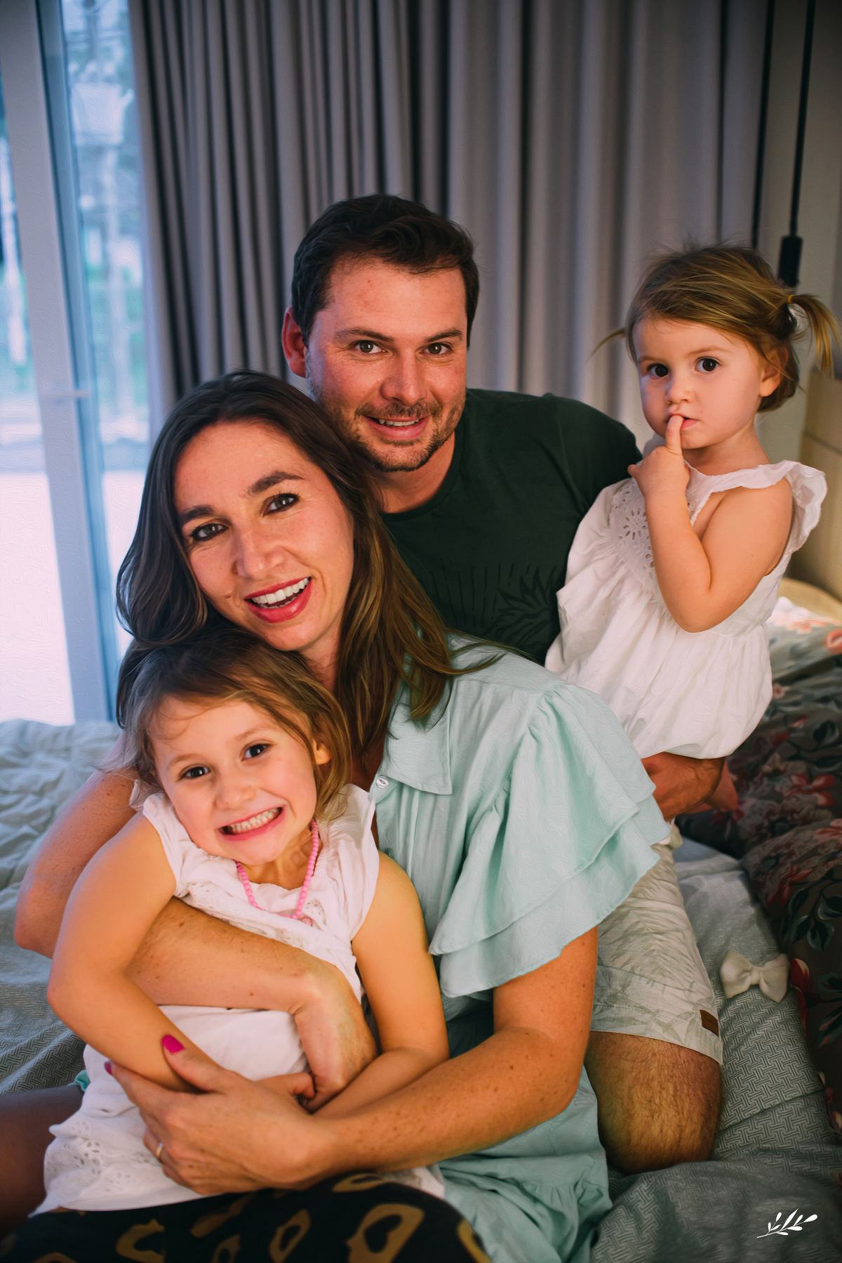 ensaio família; ensaio em casa; pais de meninas; amamentação em tandem.