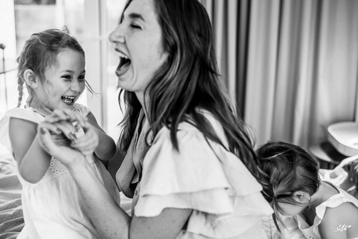 ensaio família; ensaio em casa; pais de meninas; amamentação em tandem.