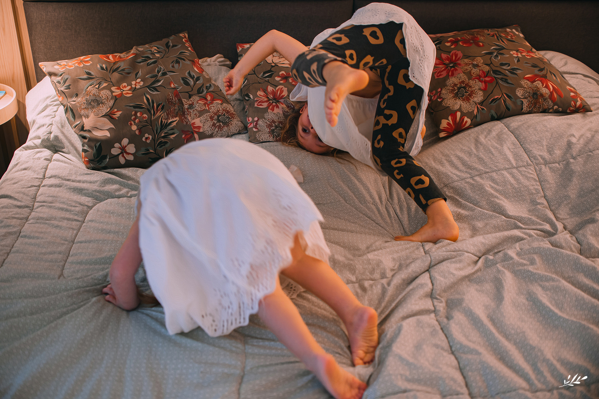 ensaio família; ensaio em casa; pais de meninas; amamentação em tandem.