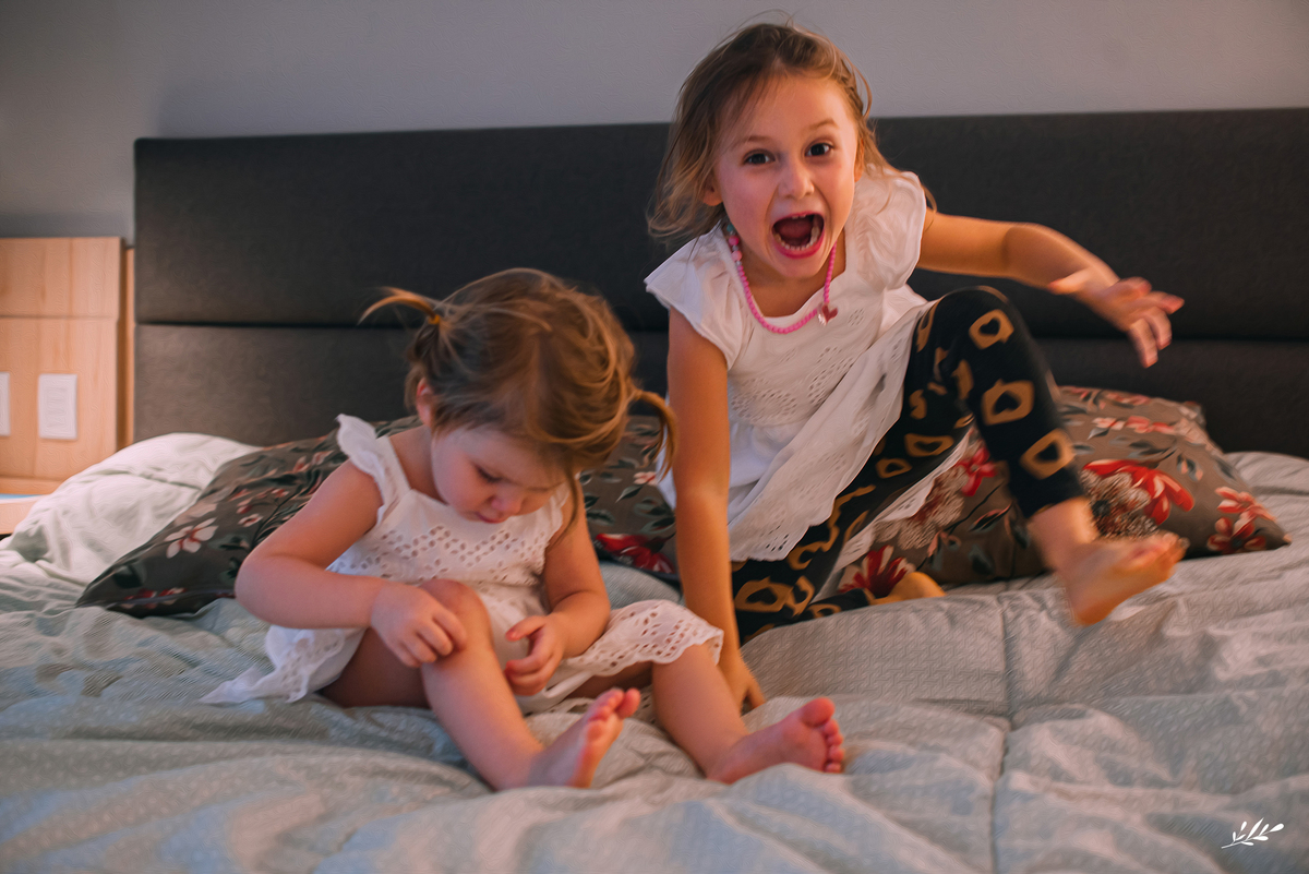 ensaio família; ensaio em casa; pais de meninas; amamentação em tandem.