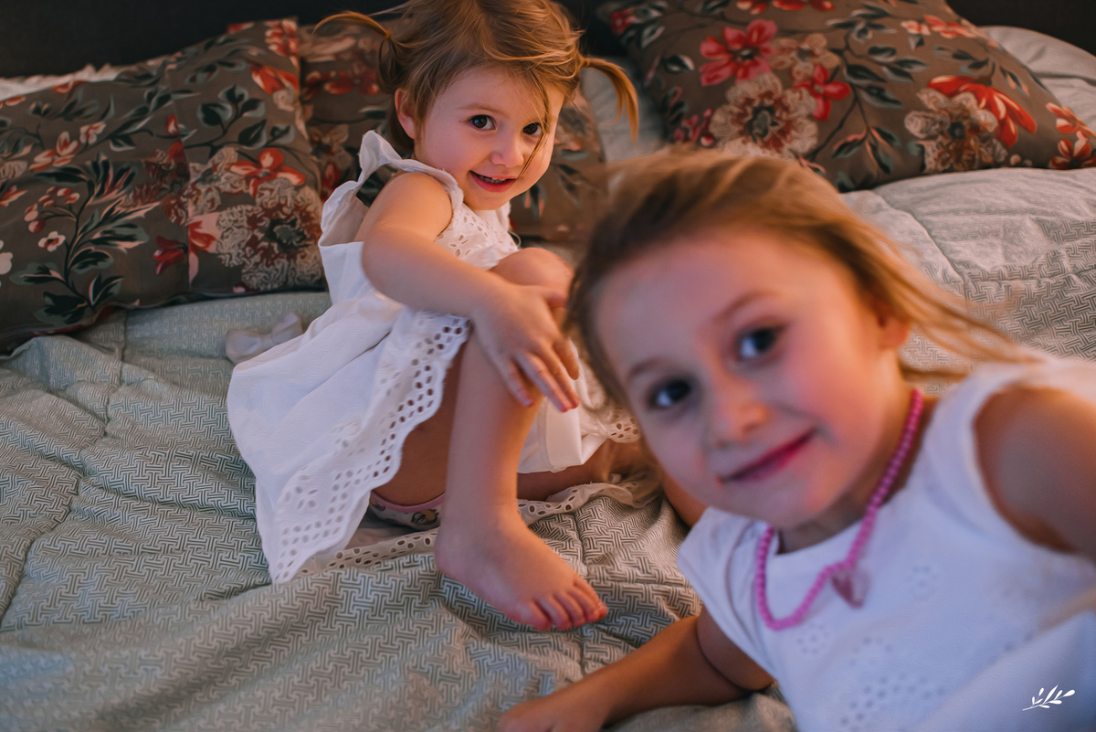 ensaio família; ensaio em casa; pais de meninas; amamentação em tandem.