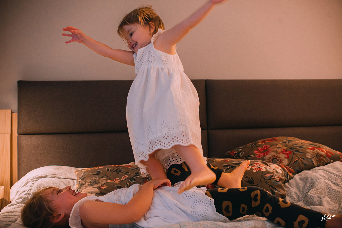 ensaio família; ensaio em casa; pais de meninas; amamentação em tandem.