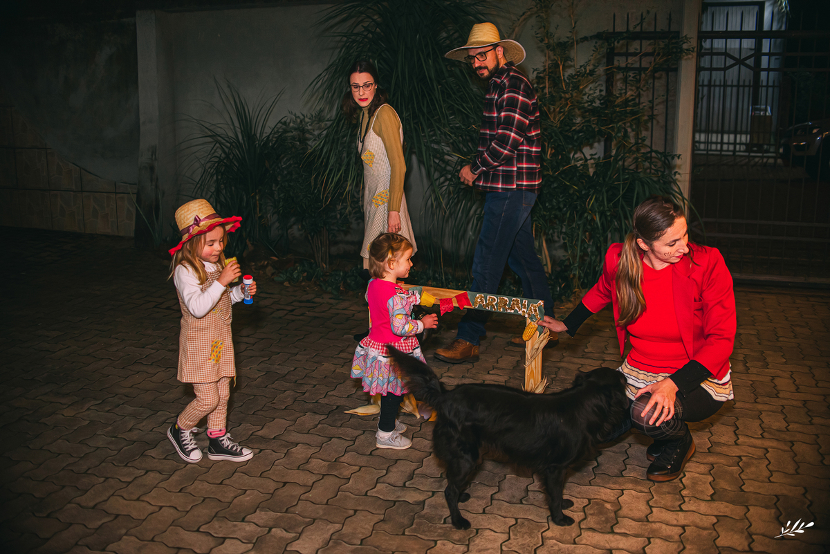 Ahhh esssa família, que alegria foi a nossa quando a Fran nos chamou para registrar o início de uma tradição familiar: a Festa Julina da Família <3 Uma noite estrelada onde a felicidade iluminou como fogueira de São João. A melhor anfitriã fez dessa noite