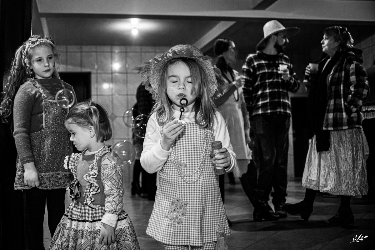 Ahhh esssa família, que alegria foi a nossa quando a Fran nos chamou para registrar o início de uma tradição familiar: a Festa Julina da Família <3 Uma noite estrelada onde a felicidade iluminou como fogueira de São João. A melhor anfitriã fez dessa noite