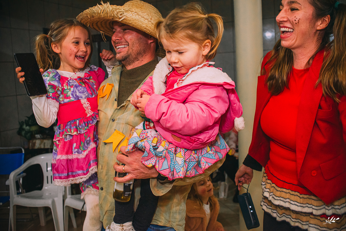 Ahhh esssa família, que alegria foi a nossa quando a Fran nos chamou para registrar o início de uma tradição familiar: a Festa Julina da Família <3 Uma noite estrelada onde a felicidade iluminou como fogueira de São João. A melhor anfitriã fez dessa noite