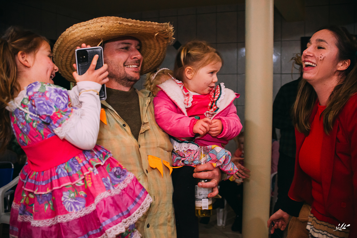 Ahhh esssa família, que alegria foi a nossa quando a Fran nos chamou para registrar o início de uma tradição familiar: a Festa Julina da Família <3 Uma noite estrelada onde a felicidade iluminou como fogueira de São João. A melhor anfitriã fez dessa noite