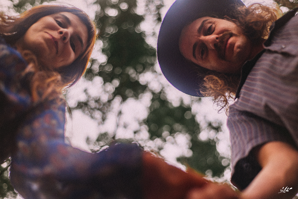 Ensaio casal; ensaio casal externo; ensaio em Dois Irmãos RS; retrato feminino.