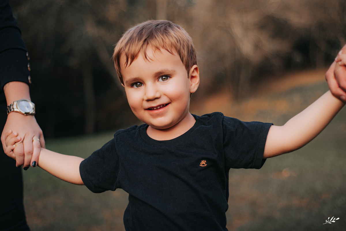 ensaio infanil externo; ensaio menino 3 anos; ensaio família externo; parcão Dois Irmãos RS.