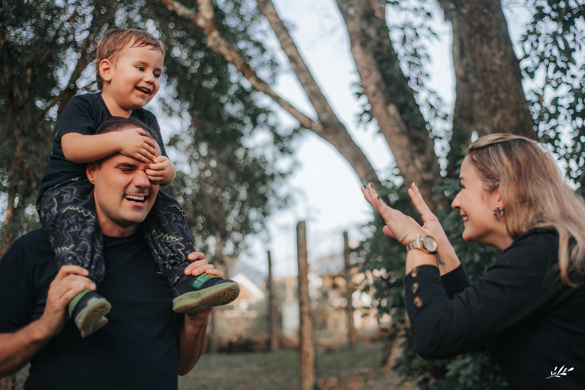 ensaio infanil externo; ensaio menino 3 anos; ensaio família externo; parcão Dois Irmãos RS.