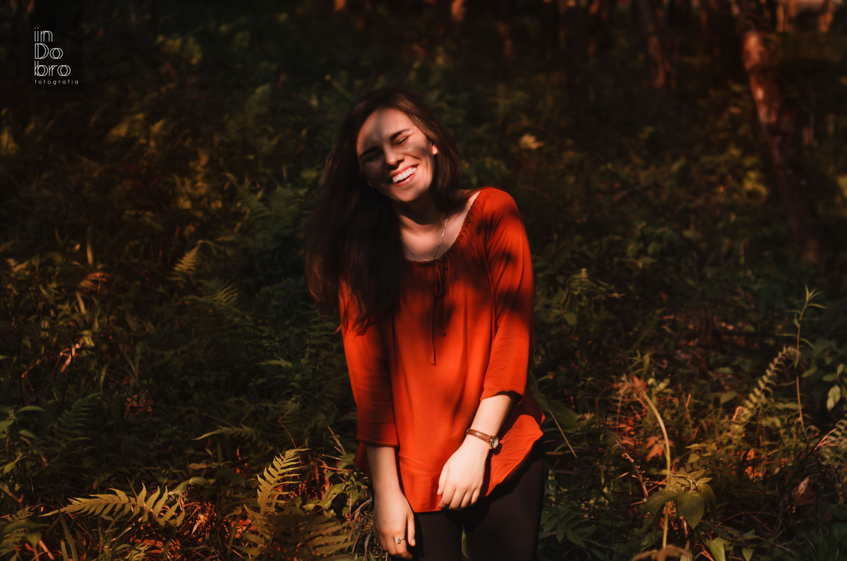 ensaio feminino; natureza; ensaio em Dois Irmãos RS; blusa Renner laranja; ensaio Gabrieli