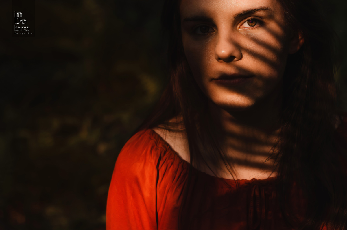 ensaio feminino; natureza; ensaio em Dois Irmãos RS; blusa Renner laranja; ensaio Gabrieli