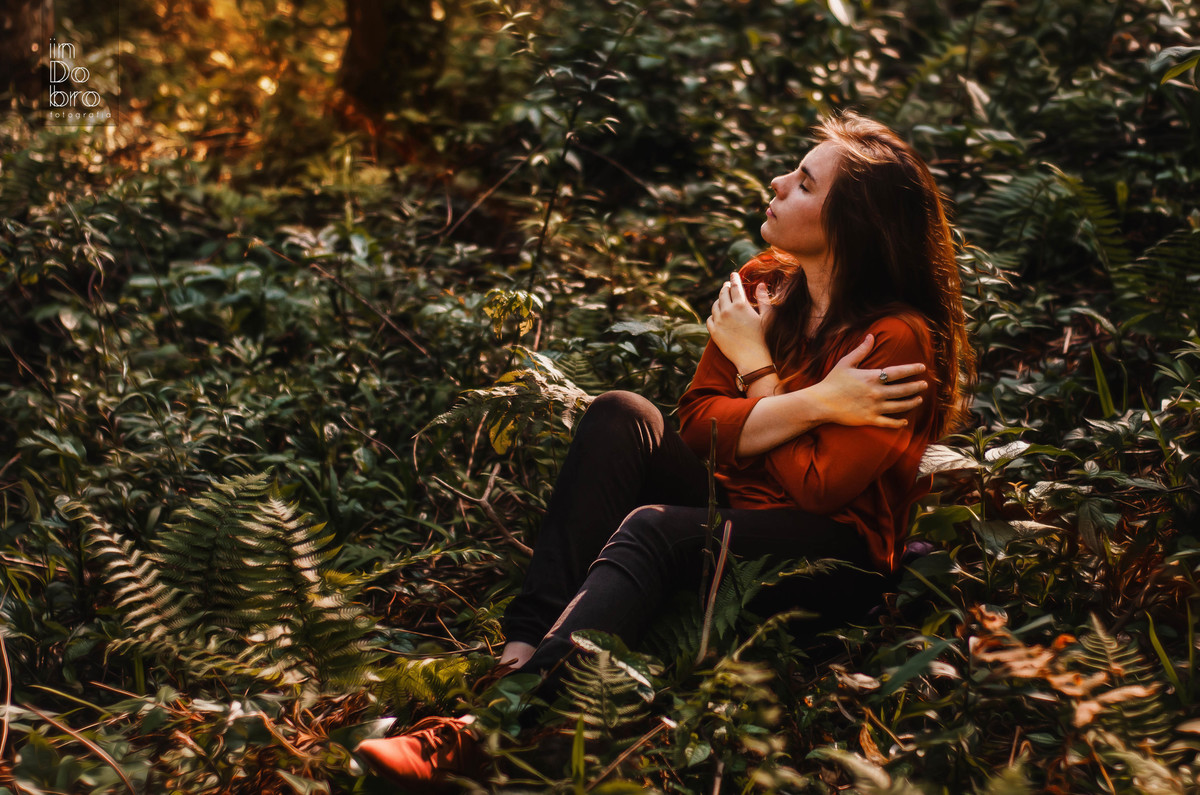 ensaio feminino; natureza; ensaio em Dois Irmãos RS; blusa Renner laranja; ensaio Gabrieli