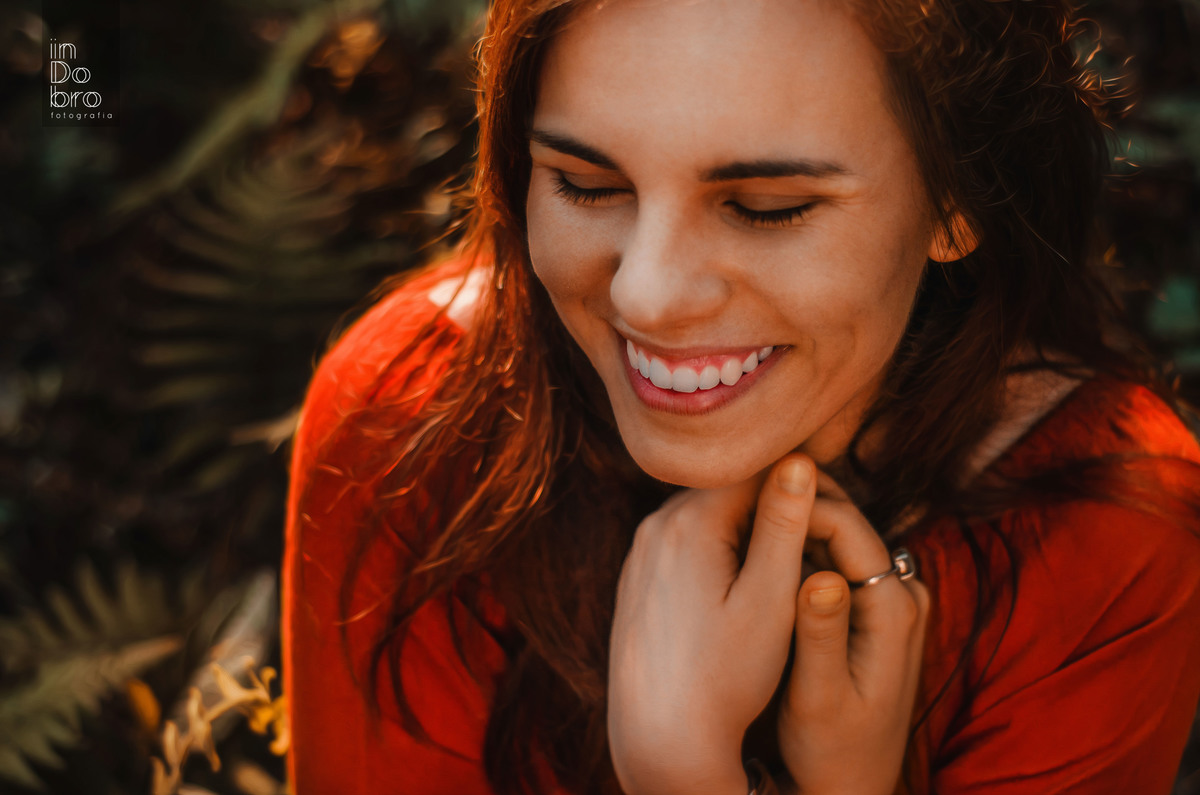 ensaio feminino; natureza; ensaio em Dois Irmãos RS; blusa Renner laranja; ensaio Gabrieli