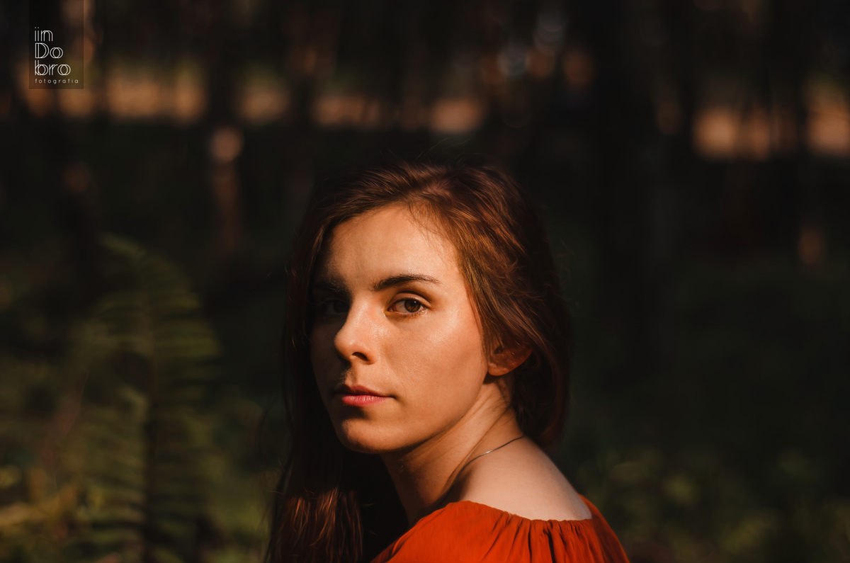 ensaio feminino; natureza; ensaio em Dois Irmãos RS; blusa Renner laranja; ensaio Gabrieli