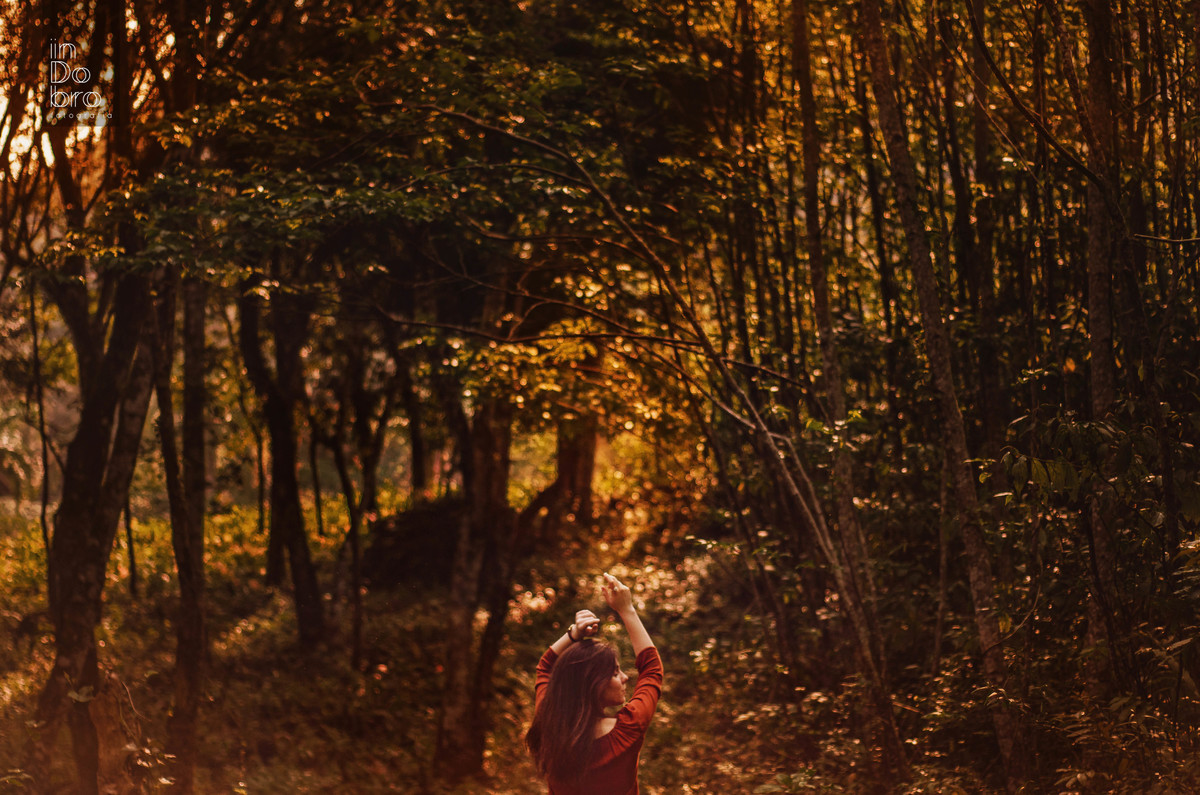 ensaio feminino; natureza; ensaio em Dois Irmãos RS; blusa Renner laranja; ensaio Gabrieli