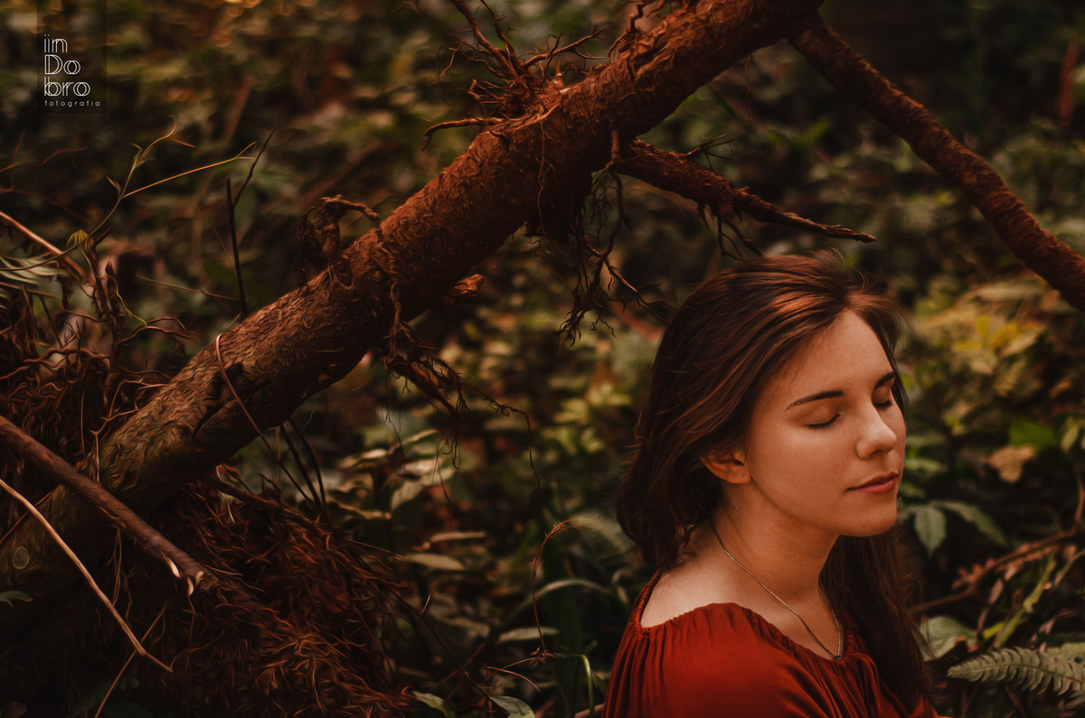 ensaio feminino; natureza; ensaio em Dois Irmãos RS; blusa Renner laranja; ensaio Gabrieli