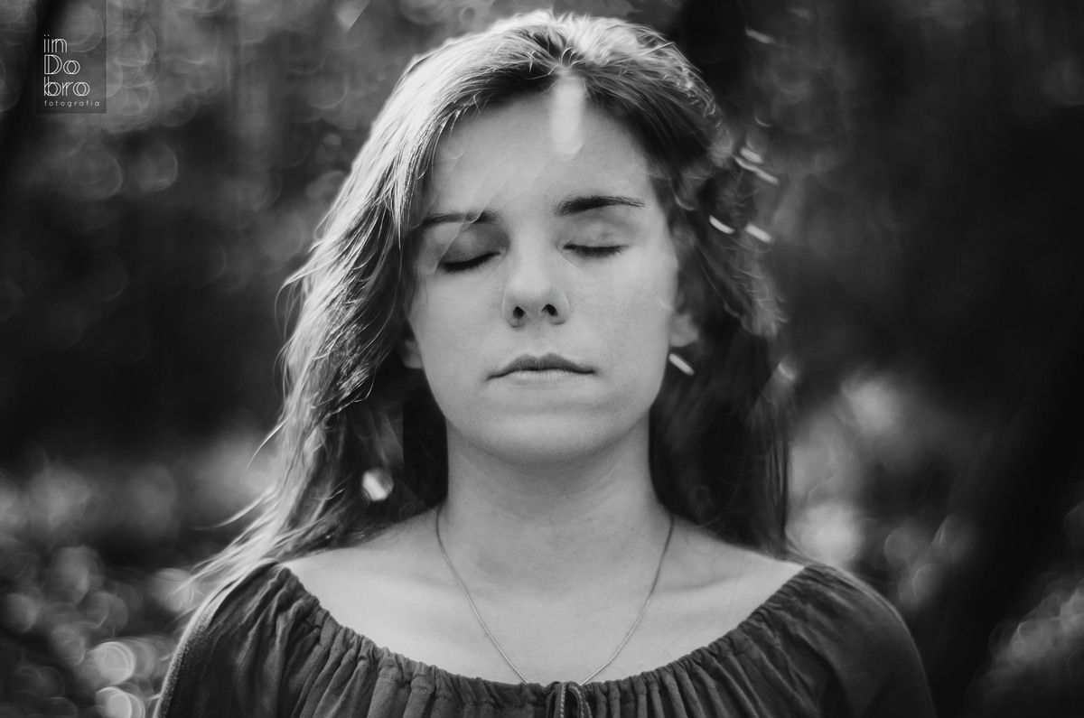 ensaio feminino; natureza; ensaio em Dois Irmãos RS; blusa Renner laranja; ensaio Gabrieli