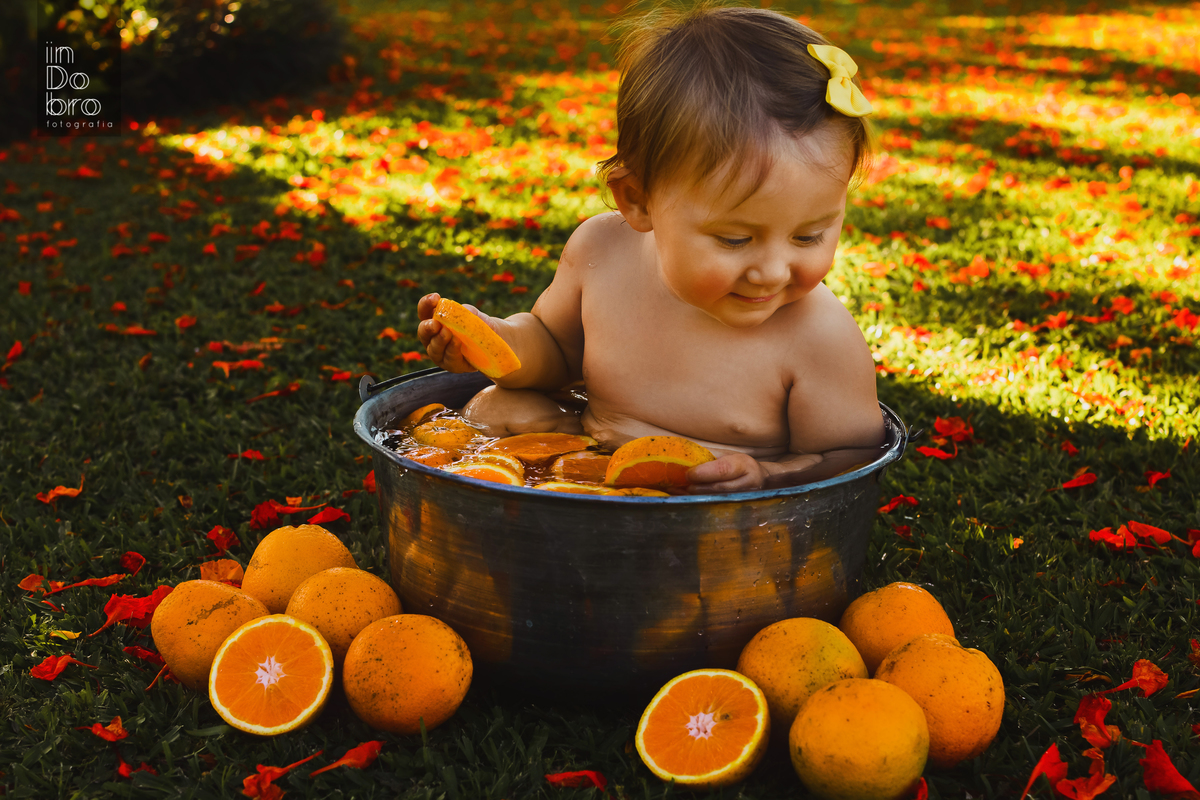 smash the fruit; smash com melancia; martina faz um aninho; primeiro aninho; ensaio família; ensaio infantil; ensaio bebê; banho com laranja; banho smash the fruit; ensaio em casa.
