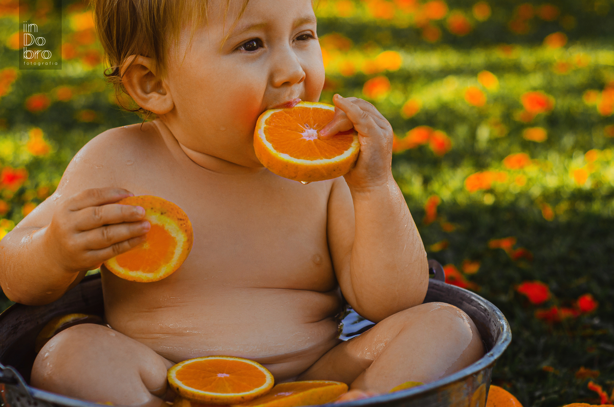 smash the fruit; smash com melancia; martina faz um aninho; primeiro aninho; ensaio família; ensaio infantil; ensaio bebê; banho com laranja; banho smash the fruit; ensaio em casa.
