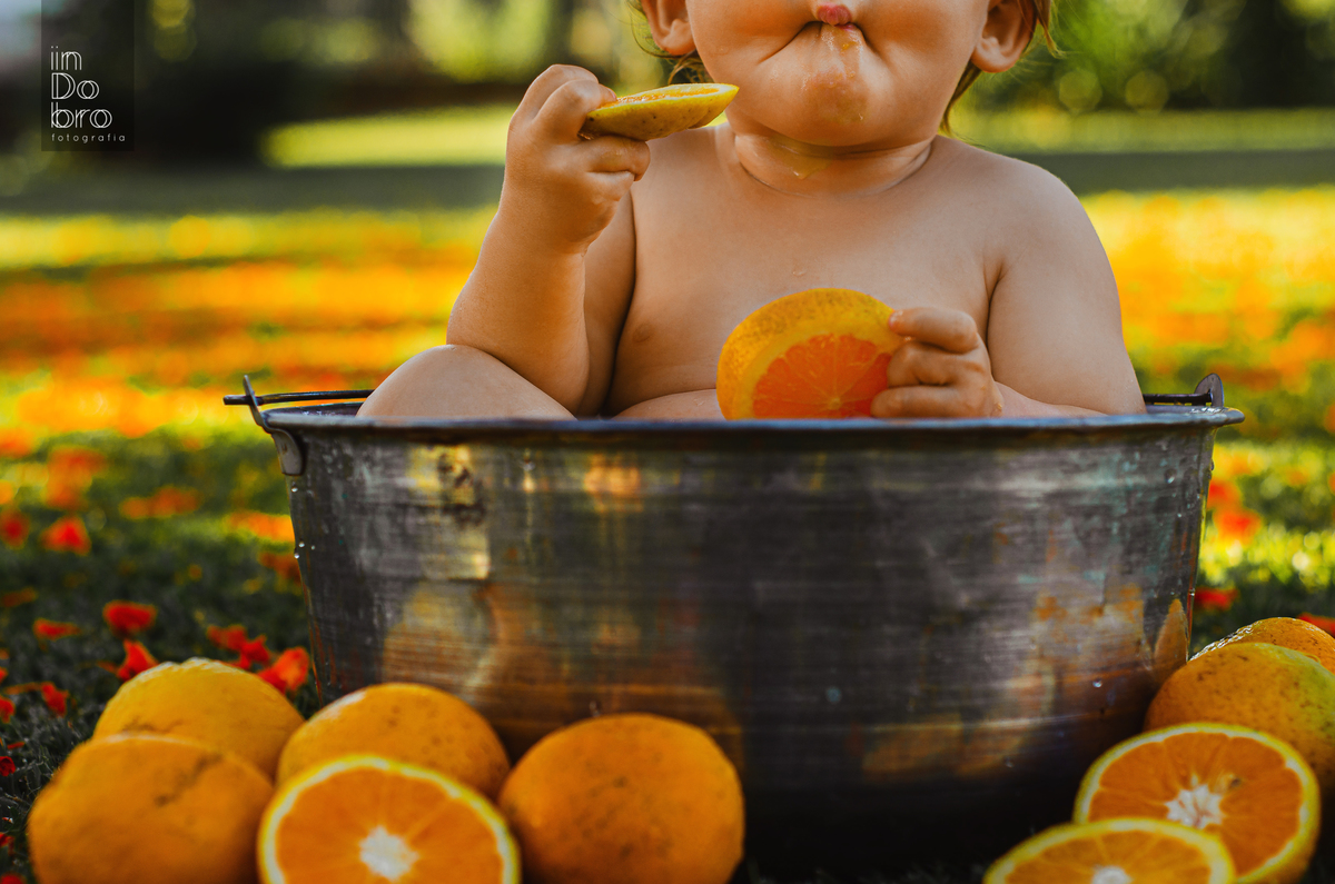 smash the fruit; smash com melancia; martina faz um aninho; primeiro aninho; ensaio família; ensaio infantil; ensaio bebê; banho com laranja; banho smash the fruit; ensaio em casa.