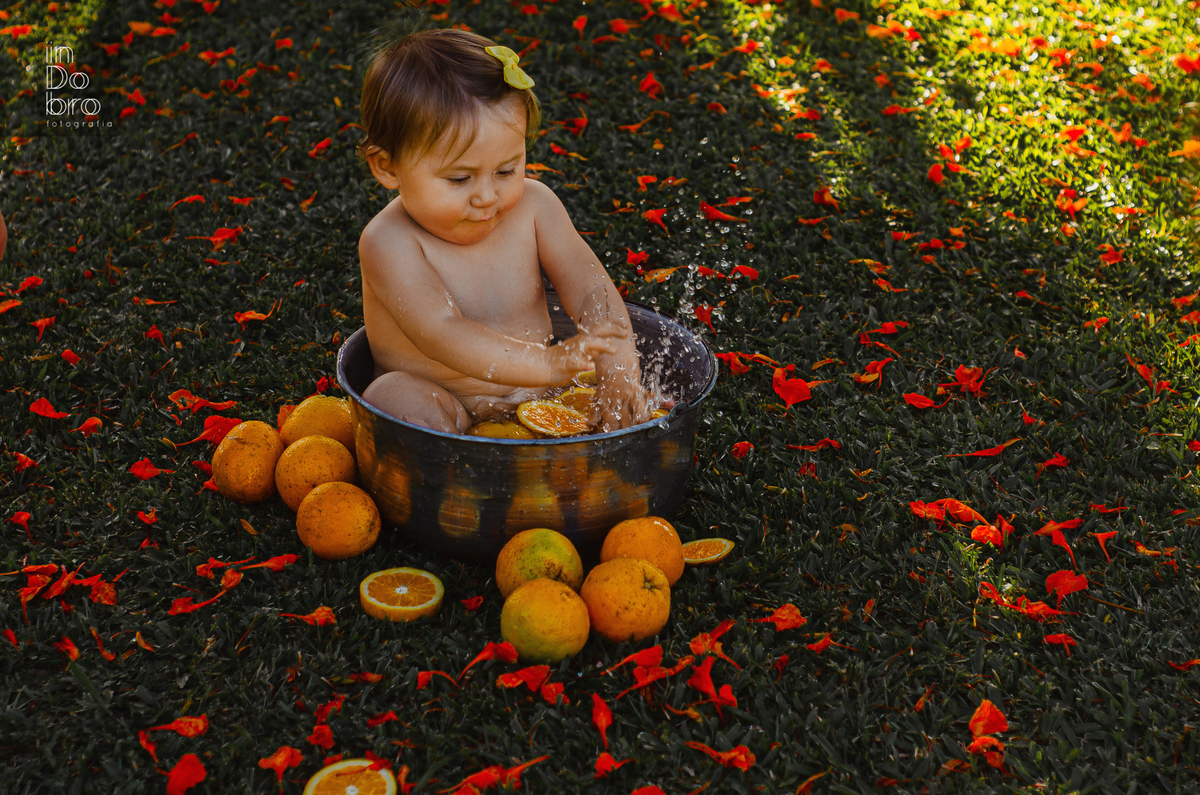 smash the fruit; smash com melancia; martina faz um aninho; primeiro aninho; ensaio família; ensaio infantil; ensaio bebê; banho com laranja; banho smash the fruit; ensaio em casa.