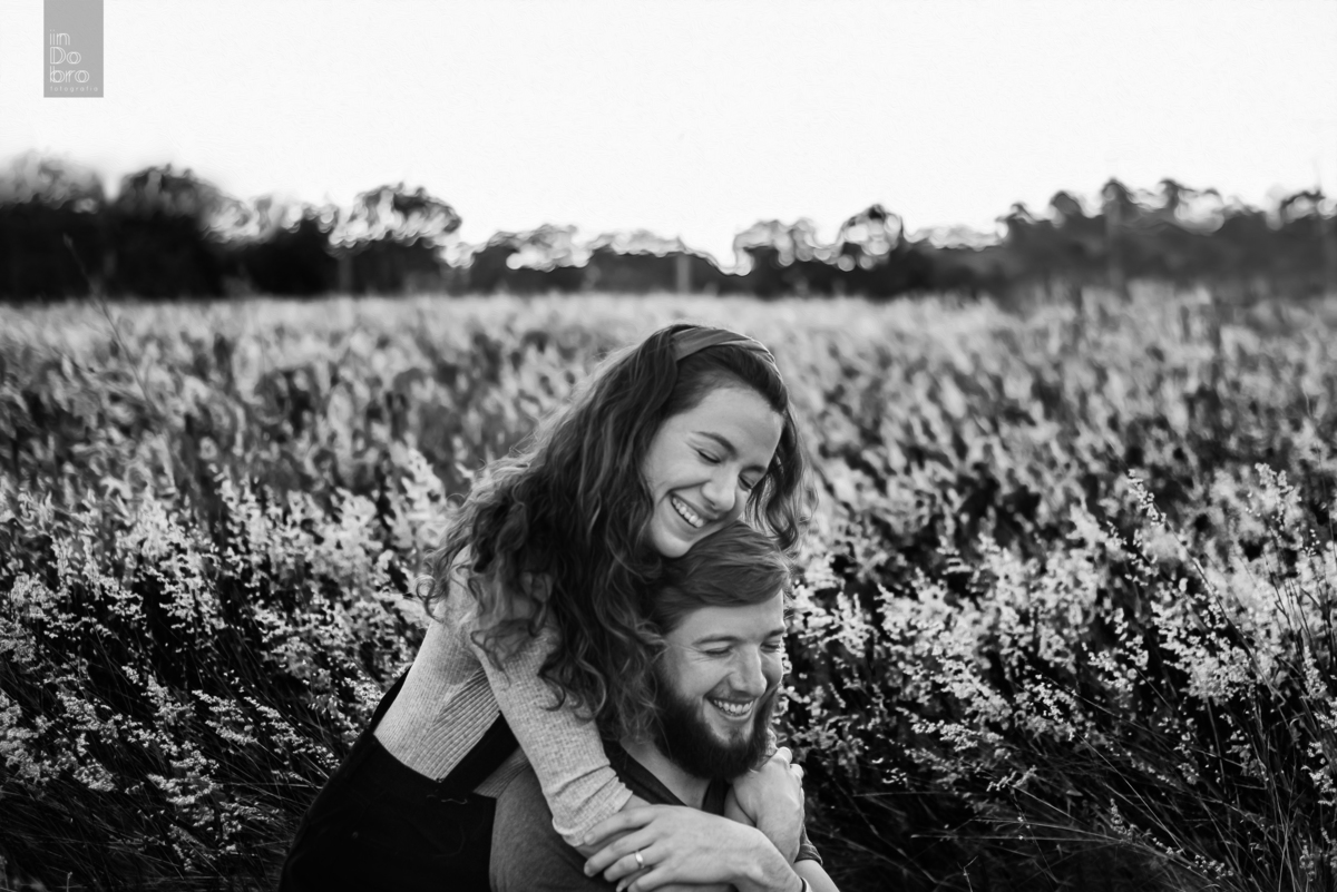 ensaio de casal; pré casamento; pre wedding; ensaio dois irmãos, carine schulz; daniel fogaça; ensaio romântico; ensaio divertido.