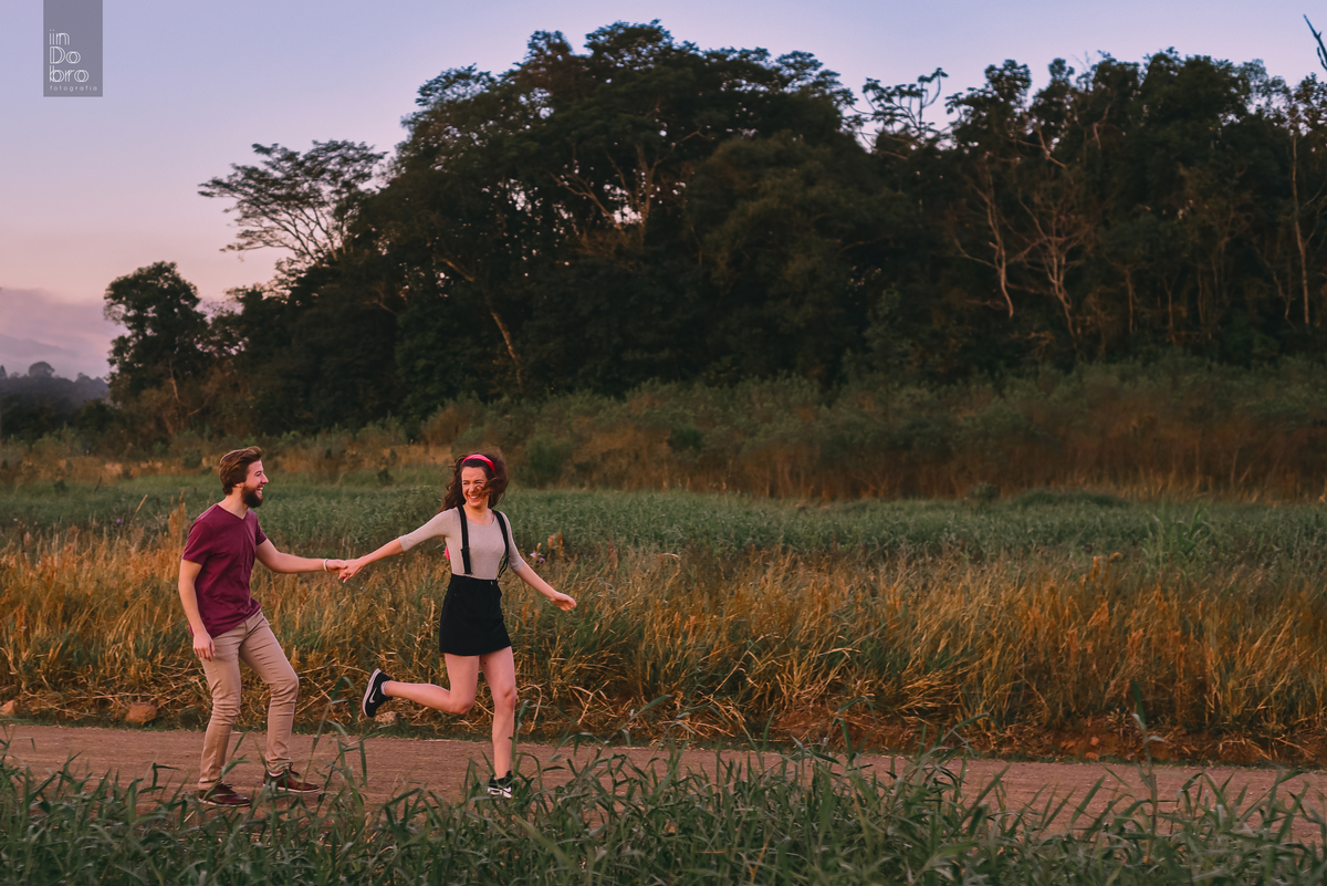 ensaio de casal; pré casamento; pre wedding; ensaio dois irmãos, carine schulz; daniel fogaça; ensaio romântico; ensaio divertido.