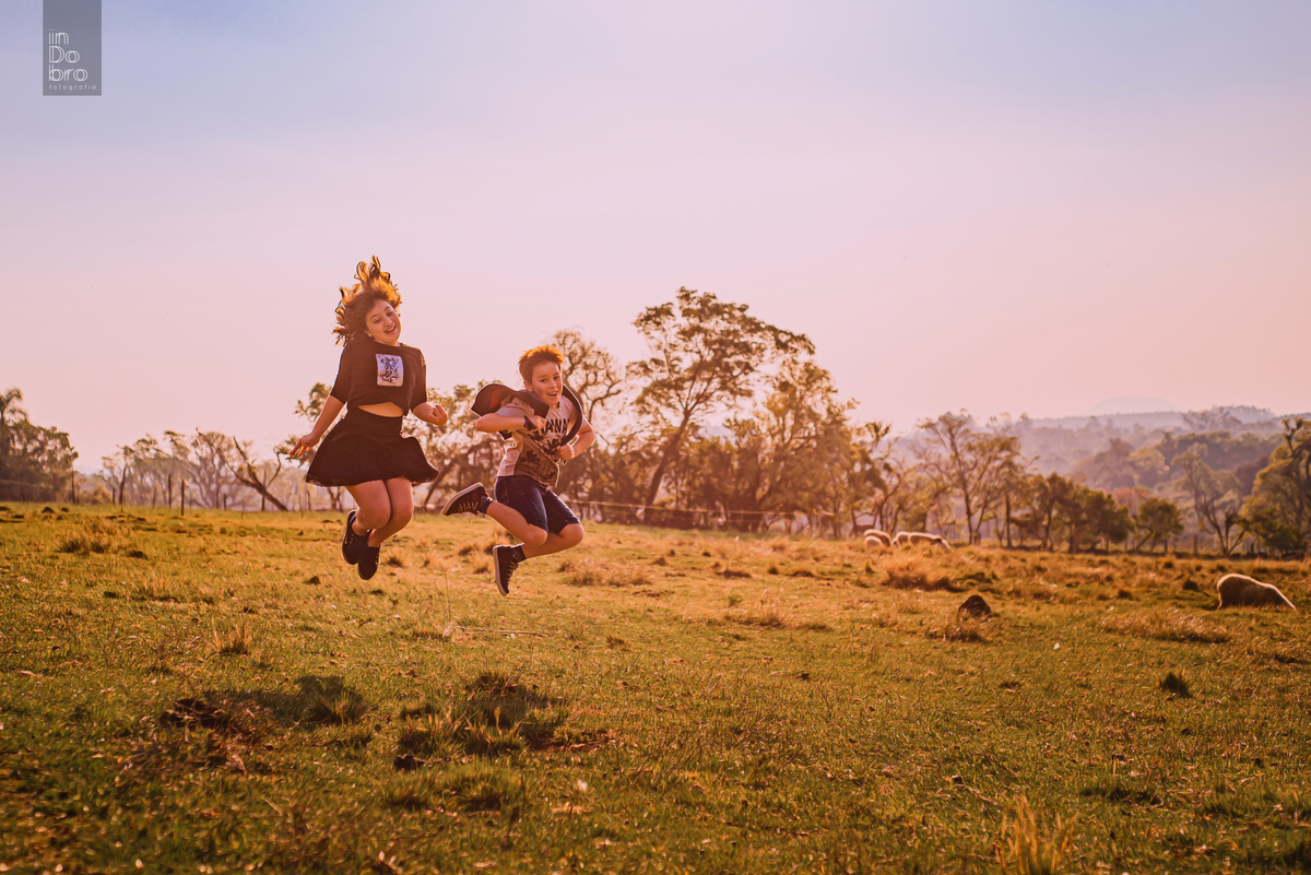 ensaio família; ensaio dois irmãos; ensaio no sítio; ensaio de irmãos.