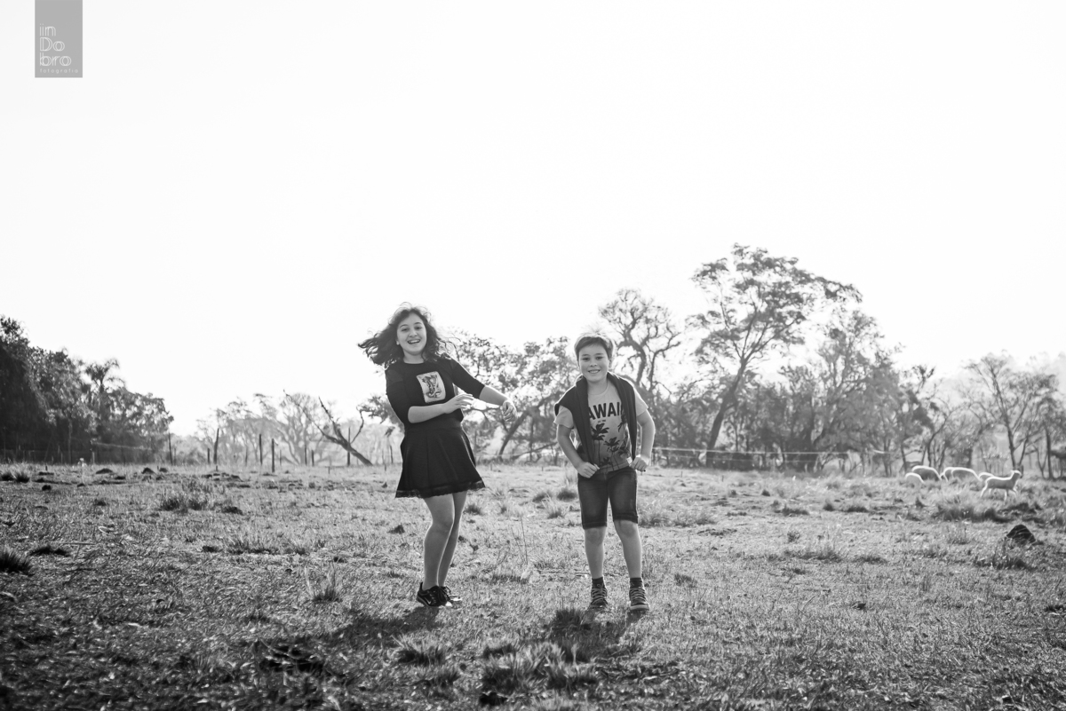 ensaio família; ensaio dois irmãos; ensaio no sítio; ensaio de irmãos.