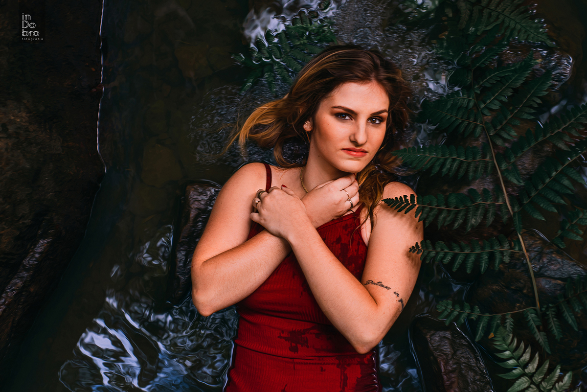 ensaio femino; ensaio de mulher; ensaio externo; ensaio na natureza; ensaio em Rolante RS; cachoeira Rolante RS; Fazenda Wolff.