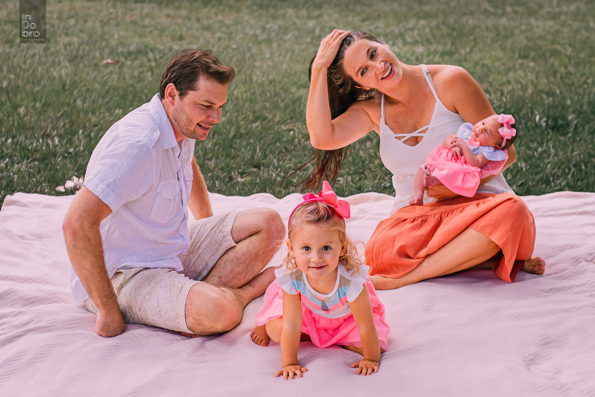ensaio de família. ensaio em casa; 11 dias de Cecilia; ensaio de bebê; ensaio em Rolante, amamentação em tandem; mãe de meninas.