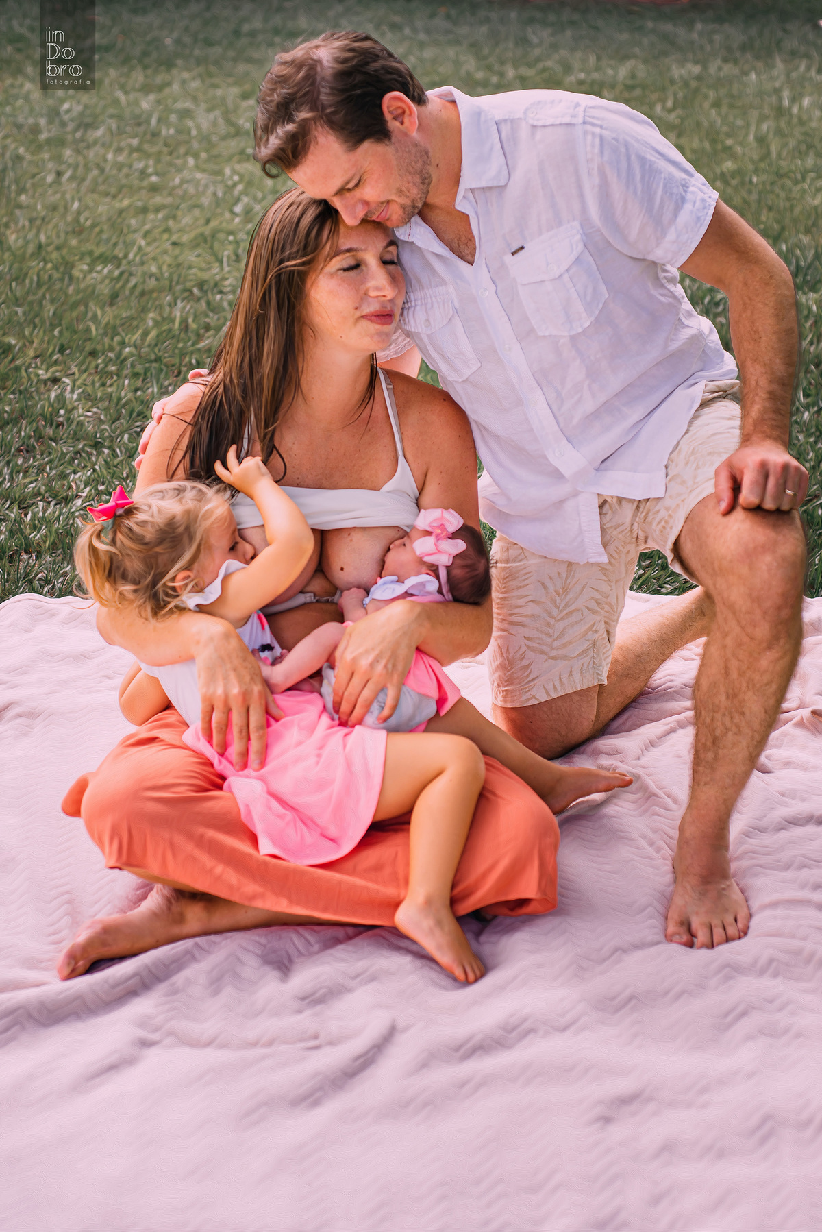 ensaio de família. ensaio em casa; 11 dias de Cecilia; ensaio de bebê; ensaio em Rolante, amamentação em tandem; mãe de meninas.