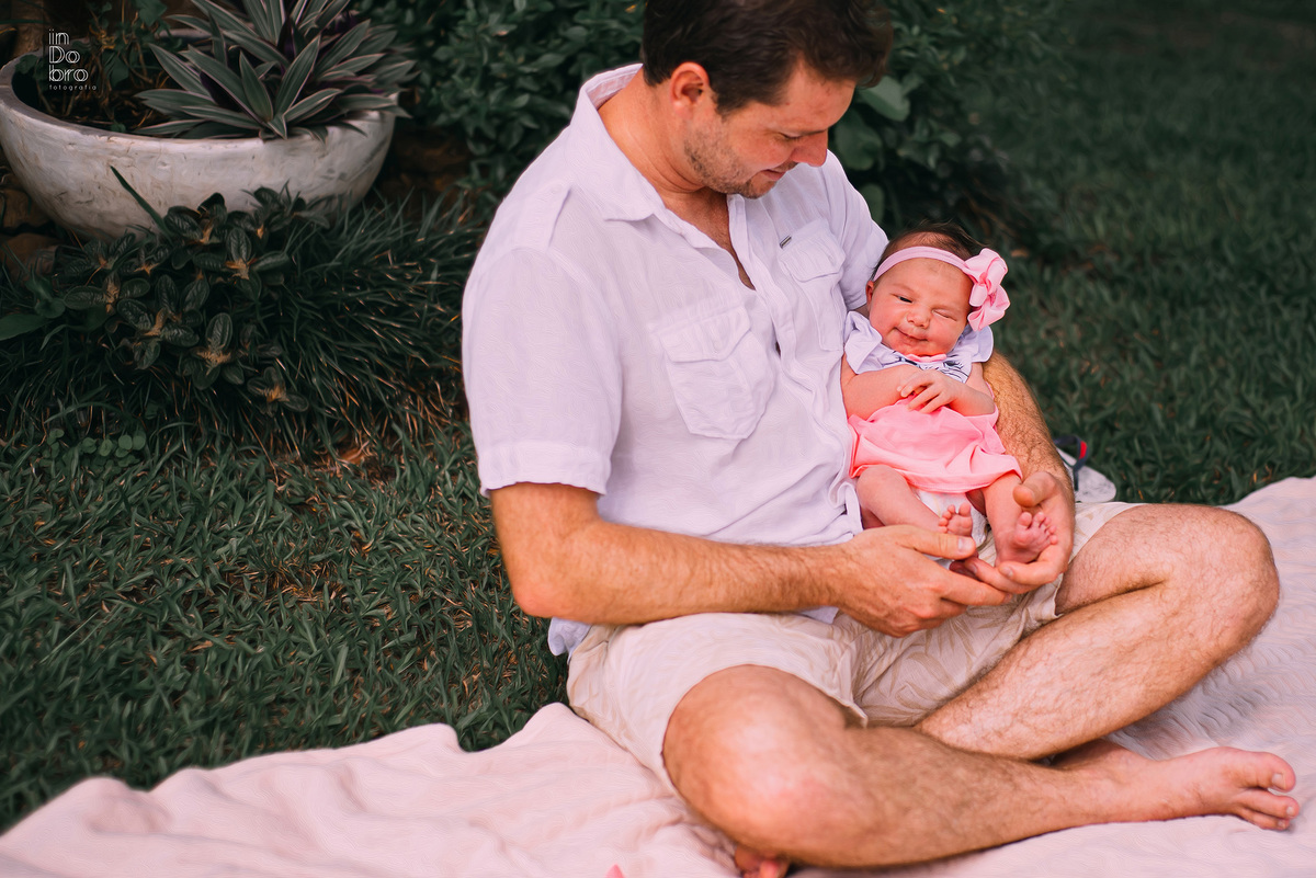 ensaio de família. ensaio em casa; 11 dias de Cecilia; ensaio de bebê; ensaio em Rolante, amamentação em tandem; mãe de meninas.