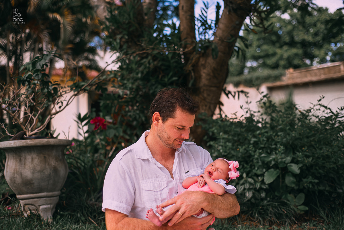 ensaio de família. ensaio em casa; 11 dias de Cecilia; ensaio de bebê; ensaio em Rolante, amamentação em tandem; mãe de meninas.