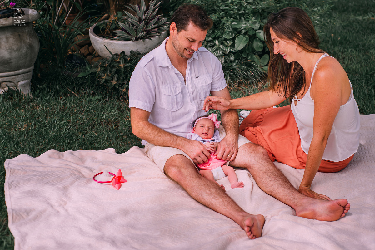 ensaio de família. ensaio em casa; 11 dias de Cecilia; ensaio de bebê; ensaio em Rolante, amamentação em tandem; mãe de meninas.