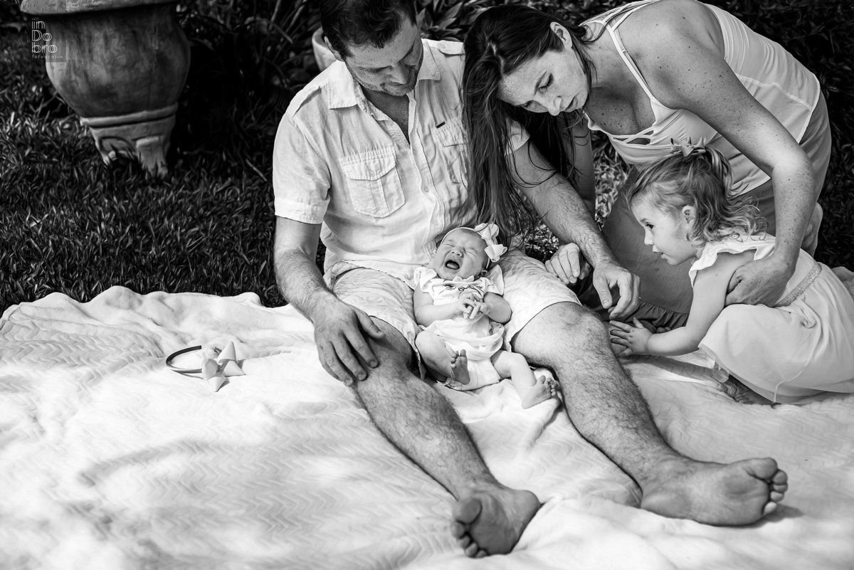 ensaio de família. ensaio em casa; 11 dias de Cecilia; ensaio de bebê; ensaio em Rolante, amamentação em tandem; mãe de meninas.