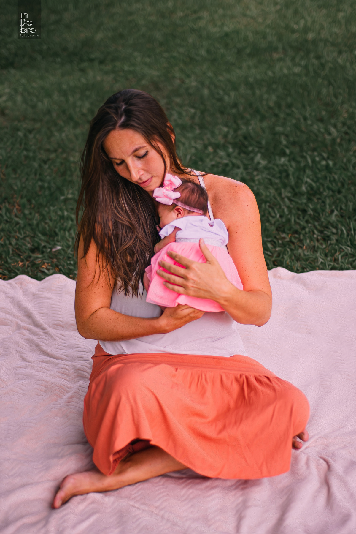 ensaio de família. ensaio em casa; 11 dias de Cecilia; ensaio de bebê; ensaio em Rolante, amamentação em tandem; mãe de meninas.