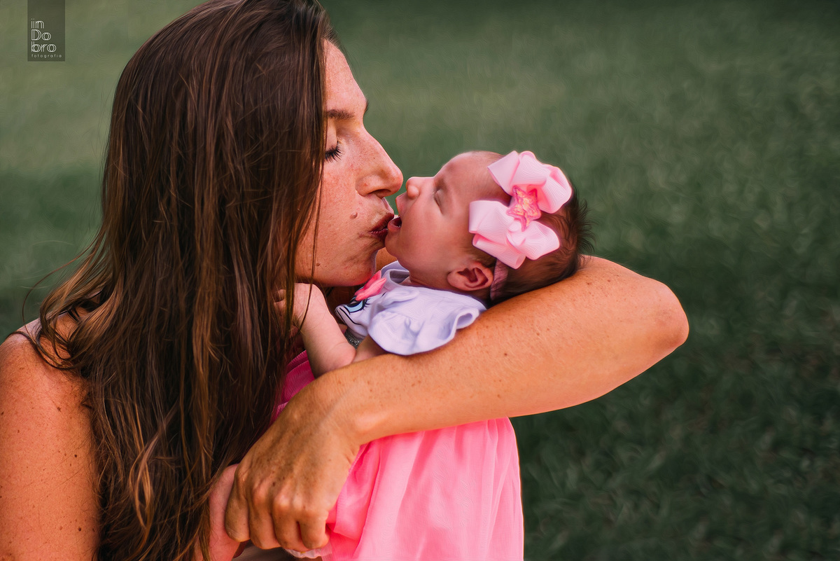 ensaio de família. ensaio em casa; 11 dias de Cecilia; ensaio de bebê; ensaio em Rolante, amamentação em tandem; mãe de meninas.