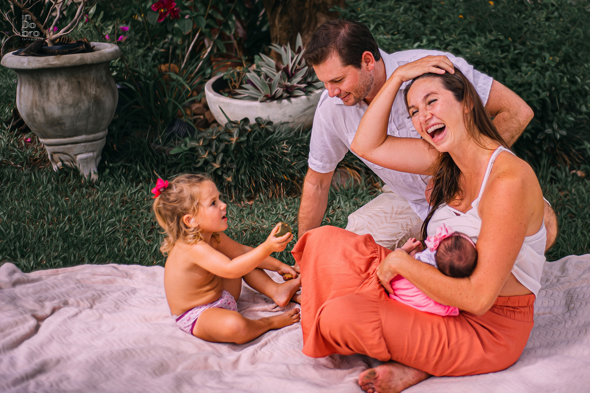 ensaio de família. ensaio em casa; 11 dias de Cecilia; ensaio de bebê; ensaio em Rolante, amamentação em tandem; mãe de meninas.