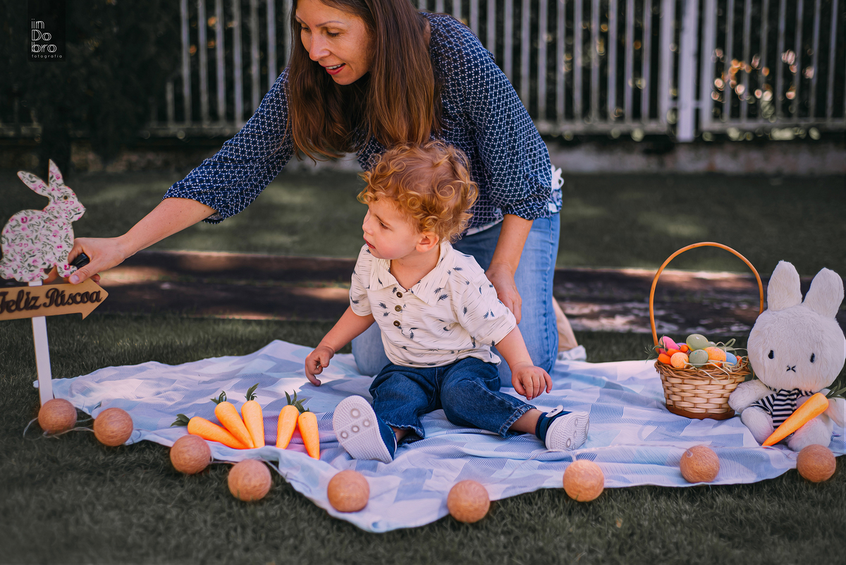 ensaio infantil; ensaio em casa; ensaio de dois anos; ensaio de Páscoa; ensaio em Rolante - RS; mãe e filho.