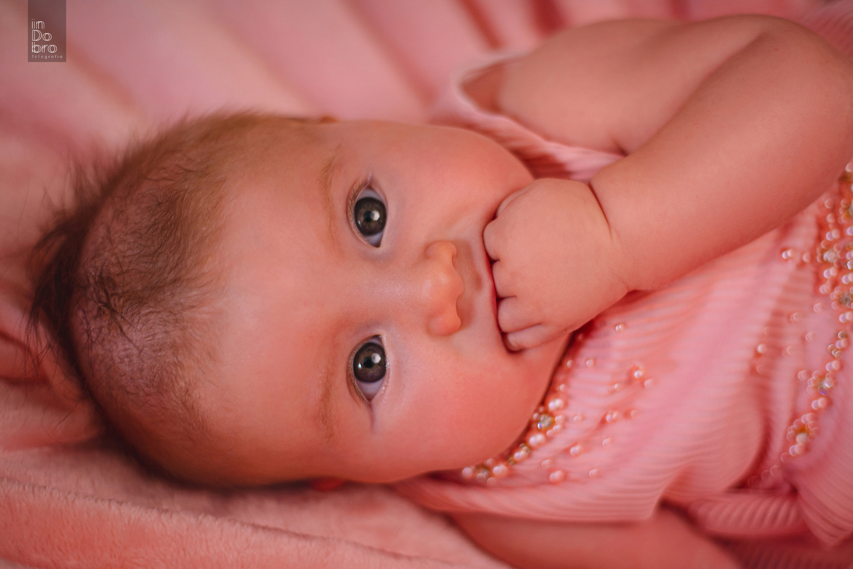 ensaio de família. ensaio em casa; 3 meses da Cecilia; ensaio de bebê; ensaio em Rolante; amamentação em tandem; mãe