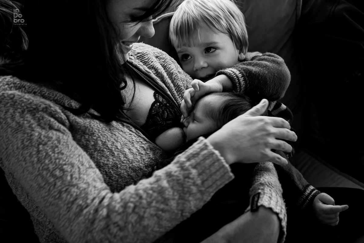 newborn; primeiros dias; ensaio infantil; ensaio família; acompanhamento mensal; dois irmãos; rs; ensaio em casa