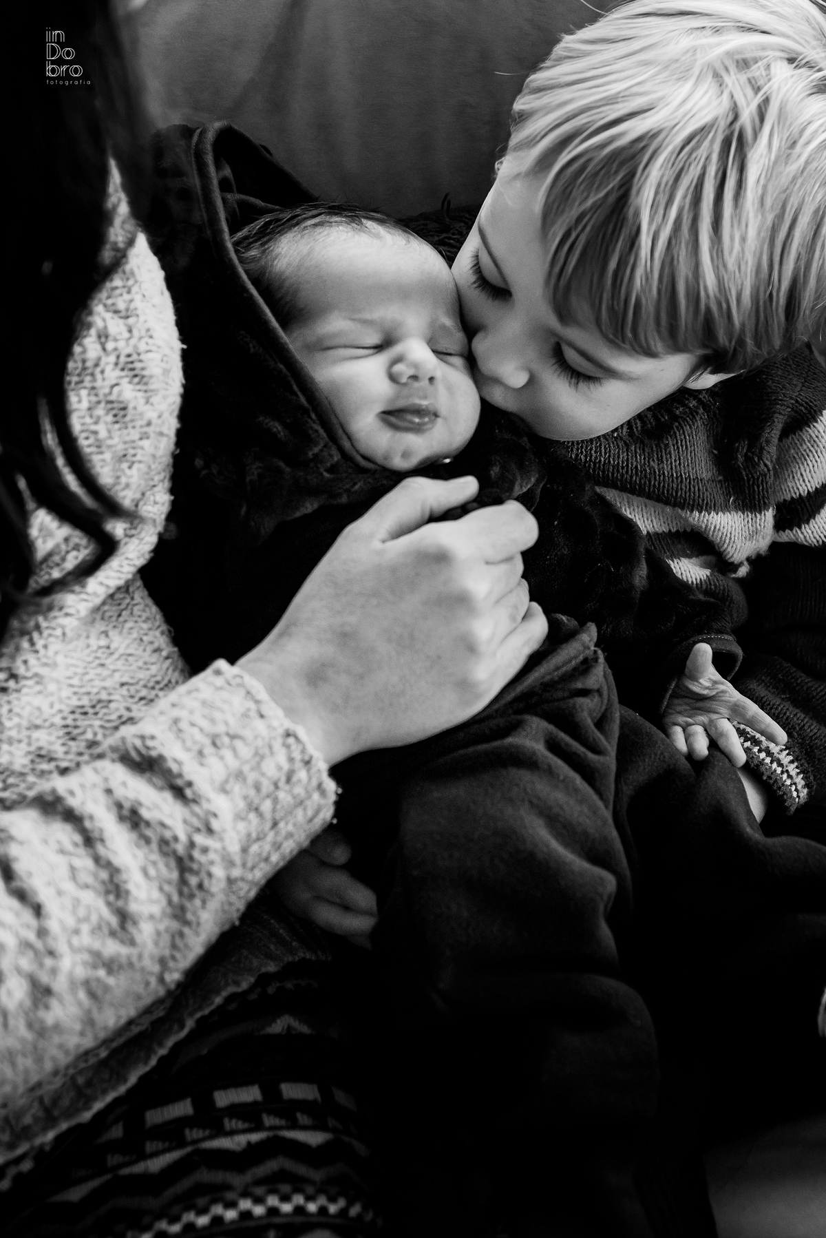newborn; primeiros dias; ensaio infantil; ensaio família; acompanhamento mensal; dois irmãos; rs; ensaio em casa