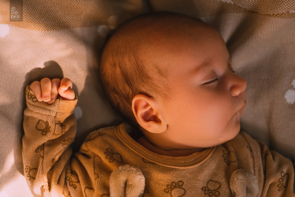 ensaio bebê; acompanhamento mensal; acompanhamento infantil; ensaio infantil; 2 meses; ensaio em casa; nova santa rita; rs; ensaio família.
