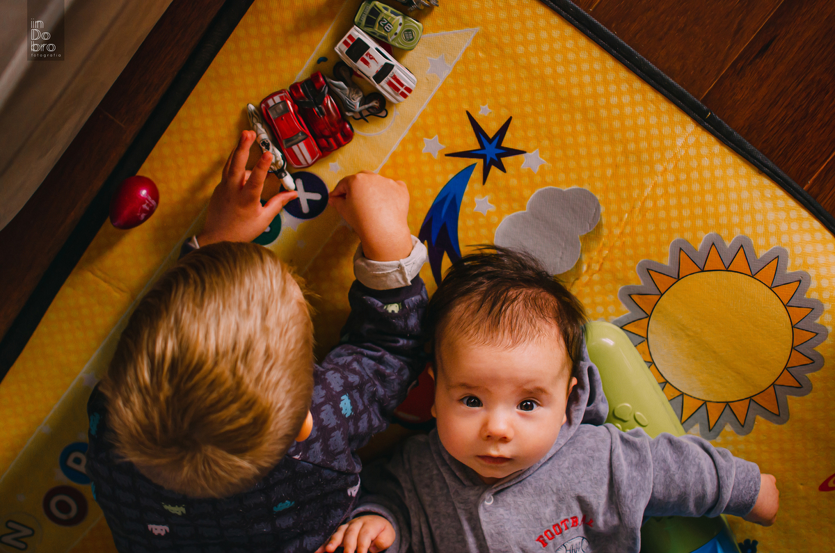 ensaio bebê; ensaio infantil; 3 meses; liam; ensaio em casa; acompanhamento mensal; acompanhamento infantil; dois irmãos; rs.
