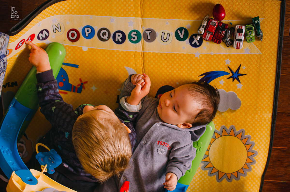 ensaio bebê; ensaio infantil; 3 meses; liam; ensaio em casa; acompanhamento mensal; acompanhamento infantil; dois irmãos; rs.