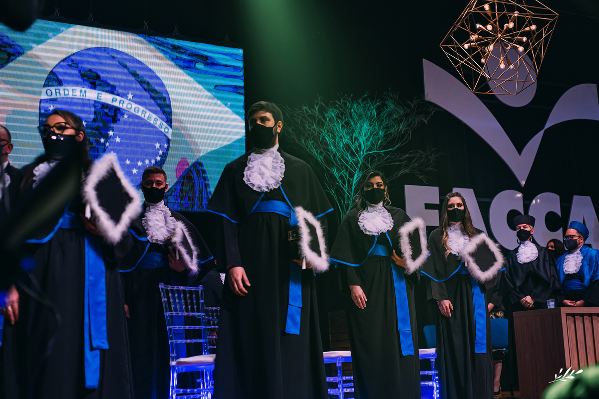 formatura; graduação; bacharel em administração; formatura faccat; taquqra; rs; festa de formatura; ensaio de formatura; prova de toga.