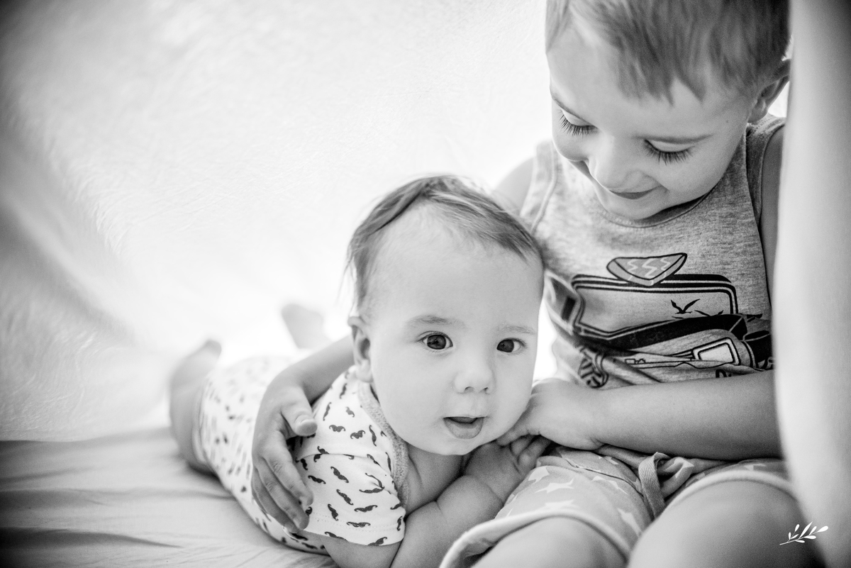 ensaio infantil; acompanhamento mensal; acompanhamento infantil; acompanhamento bebê; ensaio bebê; ensaio em casa; ensaio em dois irmãos; rs; 6 meses; ensaio de 6 meses.